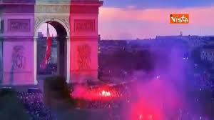 L'arco di trionfo è uno dei monumenti più gloriosi di parigi! Parigi Il Tricolore Francese Proiettato Sull Arco Di Trionfo Corriere Tv