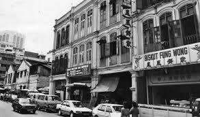 Haggling is a common sight here and the place is usually crowded with locals as well as tourists. Lima Kapitan Cina Majukan Petaling Street