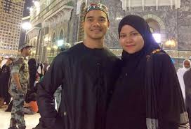 Шаки́ра изабе́ль меба́рак рипо́ль (исп. Alif Satar Minta Isteri Berhenti Kerja Jaga Anak Hiburan Mstar