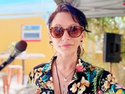 🔥🔥 It's a party at the Ka' Tiki with 6 Strangs And A Fiddle Wednesday  January 7th.....Expect smokin' hot acoustic sets from multiple genres  including Rock, Country, Blues, Bluegrass, Irish, and more!