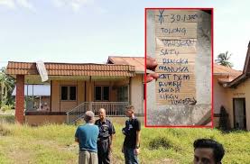 Eksklusif manusia berubah jadi pocong kisah misteri guide gunung salak 1 ommamat. Rumah Cikgu Jumbri Terus Misteri Selepas Ramai Kena Kacau Tiba Tiba Penduduk Pelik Mayat Mereput Ditemui Tapi Tak Berbau Mat Salih Yang Sewa Kata Menyeramkan Viral Mstar
