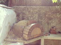Pour faire un barbecue, on travaille naturellement de bas en haut. Construire Four A Pizza Bois Maison