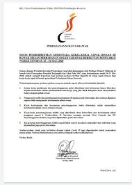 Abdullah dan samat ketika menyampaikan sumbangan kepada para petugas kesihatan pkrc kompleks belia dan sukan pada malam isnin. Announcements Sarawak Sports Corporation
