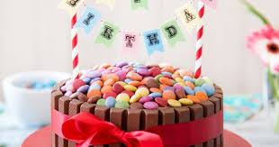 Kitkat Torte Kinderleichter Und Kunterbunter Geburtstagskuchen Rezept Kitkat Torte Kuchen Kit Kat Kuchen