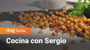 La receta de hoy es uno de los aperitivos favoritos de mi casa, sobretodo de mi hijo mayor sergio, le encantan los tigres, siempre que tiene ocasión, me los pide, y claro yo siempre que puedo se los preparo. Rtve Cocina Cocina Con Sergio Snack De Garbanzos Crujientes Con Salsa De Yogur Y Queso Azul Rtve Cocina Spainagain