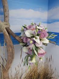 In ihm kombinieren sich erfolgreich die blumen von gelben rosen und callas, blauen lisianthus und weißgrünen chrysanthemen. Bildergalerie Gartnerei Kiesewetter Gromitz