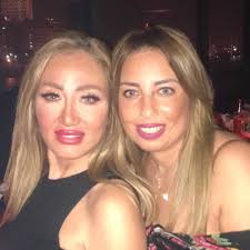 فاجأت الإعلامية المصرية ريهام سعيد جمهورها بنشرها صورة تجمعها بزوجها وأبنائها الثلاثة، خلال احتفالهم بعيد ميلاد احد أفراد أسرتهم. Ø±ÙŠÙ‡Ø§Ù… Ø³Ø¹ÙŠØ¯ Ù„Ø²ÙˆØ¬Ù‡Ø§ ÙÙ‰ Ø¹ÙŠØ¯ Ø²ÙˆØ§Ø¬Ù‡Ù… ÙƒÙ†Øª ØµØ§Ù…Ø¯ ÙˆØ±Ø§Ø¬Ù„ ÙˆØ¬Ø¯Ø¹ ÙÙŠØ¯ÙŠÙˆ Ø§Ù„ÙŠÙˆÙ… Ø§Ù„Ø³Ø§Ø¨Ø¹