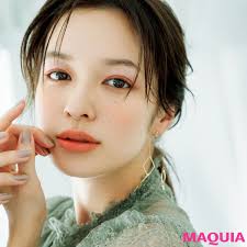 トレンドの くすみオレンジ はこう使う 簡単 似合わせ テクをレクチャー マキアオンライン maquia online 夏メイク オレンジ リップ カラーメイク