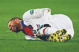 内马尔·达·席尔瓦·桑托斯·儒尼奥尔（葡萄牙语：neymar da silva santos júnior），通称内马尔（neymar），1992年2月5日出生于巴西圣保罗州，巴西足球运动员，司职前锋，现效力于法国足球甲级联赛的巴黎圣日耳曼足球俱乐部，亦担任巴西国家男子足球队队长。内马尔出身于桑托斯足球俱乐部青训营。 å·¦è…¿è‚Œè‚‰å—å‚·ä¼'æˆ°å››é€±å…§é¦¬çˆ¾åæ§½ç¸½æŒ¨è¸¢ å…‰æ˜Žæ—¥æŠ¥