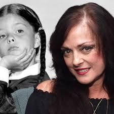 La sua interpretazione di Mercoledì rimarrà per sempre nei cuori dei fan.»  Lisa Loring, nata nel 1958, è diventata famosa come la giovane Mercoledì  Addams nella serie televisiva "La famiglia Addams", trasmessa