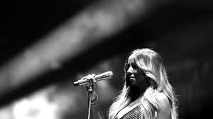 Mariah carey präsentiert sich ungeschminkt auf twitter die diva entledigt sich ihrer aufwendigen frisuren und garderobe für einen natürlicheren look Mariah Carey Ungeschminkt In Precious Promiflash De