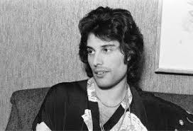 $750k 3d 03h 18m 15s : Happy Birthday Mr Mercury Queen Freddie Mercury Freddie Mercury Queen Pose