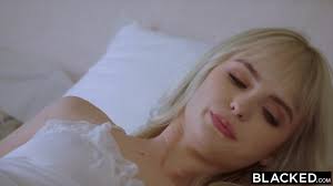 Küçük Sarışın Şişkin Amcığını Zenci Ev Arkadaşına Siktiriyor Porno 7DAK  farkıyla izle