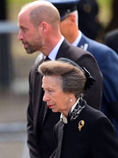 Hard-working Princess Anne is given honorary degree at the University of  Lincoln for her contribution to public life - after paying her respects at  King Harald of Norway's funeral https://trib.al/k1IjLVQ