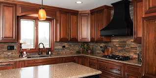 Beautiful Cabinets Rustic Alder In Whiskey Black Like The Counter Top Too Con Imagenes Cocinas De Suenos