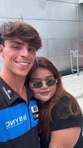 Joe Lopez Mange Une Abeille