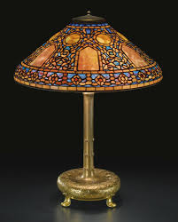 Lampara De Mesa Rusa De Louis Comfort Tiffany En 1905 La Compraron Thomas Arthur Leyden Y Mary Thornton Leyden De N Tiffany Lampen Antike Lampe Bleiglas