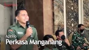 Aprilia manganang tak kuasa menahan tangis saat sidang pergantian identitas yang berlangsung secara virtual pada jumat. Og Odiuhrb9gem