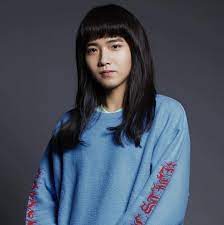 持修（chih siou，1995年11月20日 － ），本名廖持修，臺灣創作歌手，因一首《imma get a new one》以新人姿態在音樂平台streetvoice連登三週冠軍，引起樂迷討論；在2019年咪豆音樂節上被粉絲封為「寶藏男孩」，於同年發行首張個人全創作專輯《房間裡的大象》。 2020年第31屆金曲獎獲得最佳新人獎 å°ç£ä¹å æä¿®åå¥ª2020 Mama æä½³äºæ´²æ°äººç å ç¢¼å¬é