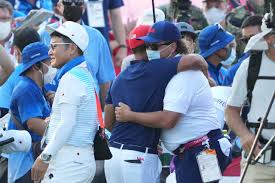 At left is fellow pga tour pro charley hoffman. Eaytolai5deowm