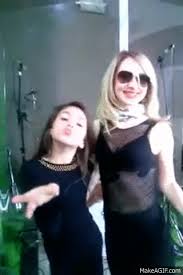 A cantora mc melody, de 11 anos, tem gerado polêmica nesta sua nova fase adolescente; Mc Melody E Amiga Falsete Kakakakakaka On Make A Gif