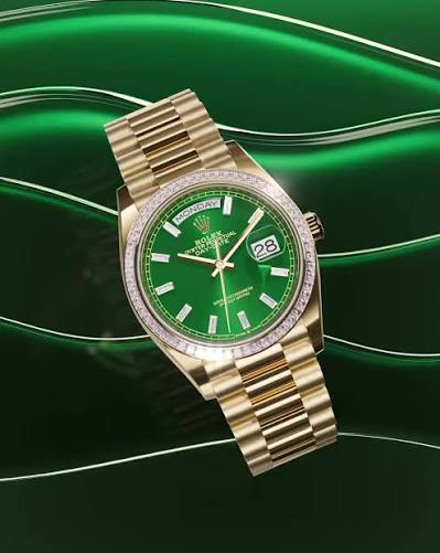 Armonía de los elementos. , Con un bisel engastado con 60 diamantes talla  trapecio y una esfera verde vivo con 10 índices engastados de diamantes  talla «baguette», este @Rolex Day-Date 36 en oro ...
