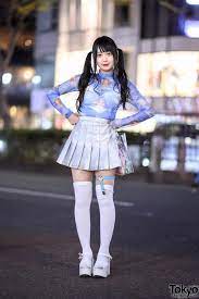 Her Look Here Features A Japanese Twintails Hairstyle With A Long Sleeve Print Top Japanese Street Fashion Harajuku Harajuku Fashion Street Tokyo Street Style