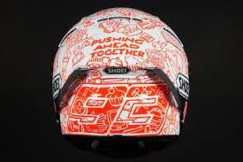 Helm shoei yang dikenakan marquez hadir dengan desain bergambar kayu berkelir coklat. Marc Alex Marquez Enthullen Ihre Charity Helme Fur Jerez Motogp