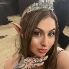 Rereading Fourth Wing made me realize there's literally ONLY TWO sex scenes  in the entire book and yet it was labeled as a “really” smutty book?? And  it's often labeled a smutty