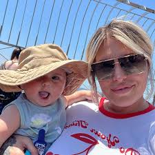 When Gean Levar's husband died and she suddenly found herself homeless, she  quickly learned the value of a good neighbor and what it means to be  family. On the Road with Steve