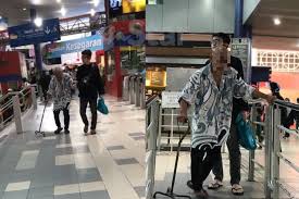 Maybe you would like to learn more about one of these? Pakcik Tua Terkencing Dalam Seluar Tiada Yang Bantu Suami Isteri Tolong Hantar Ke Lrt Memang Kuat Bau Hancing Dalam Kereta Tapi Viral Mstar