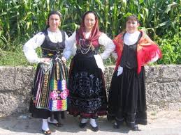 Professionnel offre nous vendons divers modèles de tenues : Une Vraie Petite Portugaise Dans Le Pupitre D Esyram