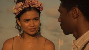 Jj, kiara, and pope mourn john b. Flower Crown Worn By Kiara Madison Bailey In Outer Banks S01e05 Spotern