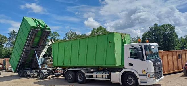 Nouvelle remorque porte caisson bennante et nouveau camion ampliroll aux  derni&egrave;res normes antipollution ! Plus &eacute;cologiques et plus s&ucirc;r, gr&acirc;ce &agrave; la  remorque bennante !! En effet plus besoin de d&eacute;crocher et