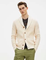 Le pull col châle pour homme fait partie des pièces mode incontournables du dressing des hommes en automne et en hiver. Cardigan A Col Chale Genereux Celio France