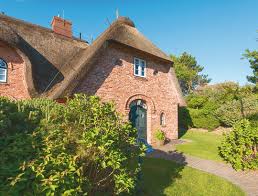 Lichtdurchflutetes wohnzimmer mit bequemer sitzgarnitur und gemütlicher essecke. Biike Hus Quartiere Appartements Mehr Kampen Sylt