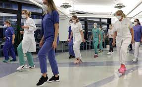 Durch den tanz jerusalema hält man ausreichend abstand, kommt sich nicht zu nahe und man tanzt dennoch gemeinsam. Challenge Personal Des Klinikums Tanzt Zu Jerusalema Das Solingenmagazin