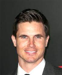 Stephen amell, star of the upcoming wrestling drama heels, commemorates the top of filming on season 1. Robbie Amell Hairstyles Hair Cuts And Colors