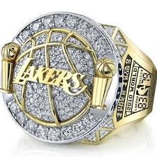 De los angeles lakers championship ring is handgemaakt met behulp van lichtmetalen materiaal. Instagram Photo By Lisa Hill Jun 7 2016 At 2 38am Utc Lakers Championship Rings Lakers Championships Los Angeles Lakers Basketball