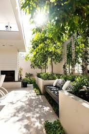 Garten Gestaltung Gartenbank Pflanzen Dekokissen Gartenmobel Makale 2 Aussenbereich In 2020 Small Courtyard Gardens Courtyard Gardens Design Diy Garden Furniture