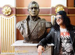 Slash Junto al busto del General José de San Martin, el padre de la patria  de Argentina. 19/10/2025🇦🇷🇦🇷🤘🎸 📷 Rosshalfin #gunsnroses #slash  #josedesanmartin