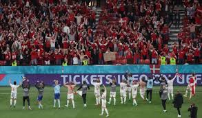 وستواجه الدنمارك في ثمن النهائي منتخب ويلز في 26 الشهر الجاري على ملعب يوهان وعوضت الدنمارك التي فجّرت المفاجأة عام 1992 عندما دعيت إلى البطولة في اللحظة الأخيرة. Myu4xdhwst W2m