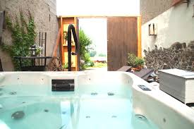Zwischen Zwei Wanden Wurde Ein Scheunentor Verbaut Damit Ist Der Innenhof Des Wellness Ferienhause Ferienhaus Deutschland Mit Pool Ferienhaus Ferienhaus Eifel
