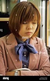 Donna sul treno che dorme immagini e fotografie stock ad alta risoluzione