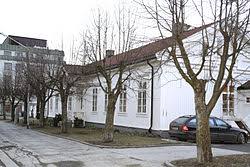 Målgruppen for fengslet er mannlige innsatte med lengre straffedommer for alvorlig kriminalitet, Honefoss Hjelpefengsel Wikipedia