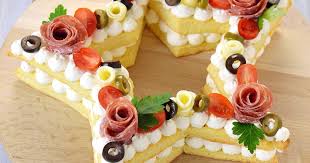 La cream tart salata è una chiara rivisitazione del ben più noto dolce decorato con fiori e macaron che ha spopolato sui social. Sprinkles Dress Cream Tart Salata