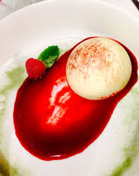 Dome Coque Chocolat Blanc Mousse Litchi Sur Biscuit Et Coulis De Framboise Bretagne Mryak Restaurant Litchi Coque En Chocolat Coulis Framboise Gourmandise