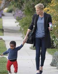 Charlize theron is a superstar model, dancer, fighter, and actress from south africa. Charlize Theron Erneut Wegen Jungstem Foto Kritisiert Auf Dem Ihr Sohn Im Kleid Zu