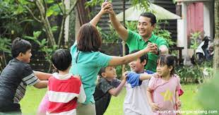 Permainan ini dimulakan dengan salah seorang pemain melambung bola kepada rakannya dengan tangan. 15 Permainan Tradisional Indonesia Yang Bikin Kangen Masa Kecil