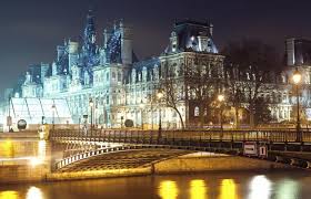 La ville a conservé une certaine influence politique car elle abrite le bureau du président de la fédération. Place De L Hotel De Ville Paris Tourist Office
